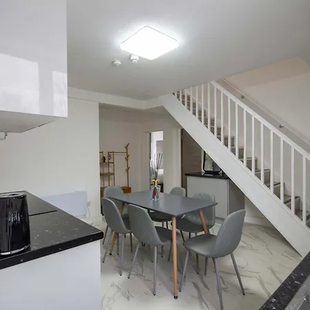 Spacious 5br House Near Centre Манчестер