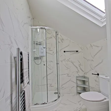 Spacious 5br House Near Centre *