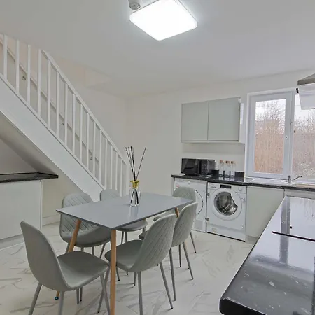 Spacious 5br House Near Centre Манчестер
