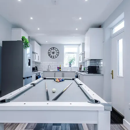 Дом отдыха New Neat 4br House, Pool Table, Free Parking Манчестер