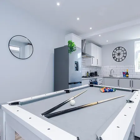 New Neat 4br House, Pool Table, Free Parking * Манчестер