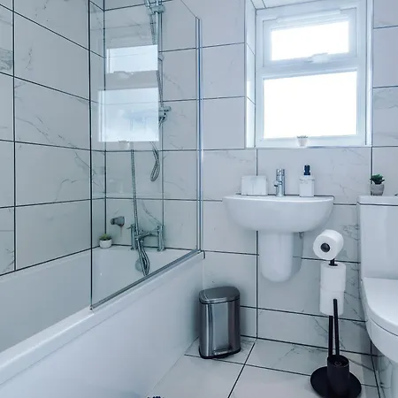 New Neat 4br House, Pool Table, Free Parking Сasa de vacaciones Mánchester