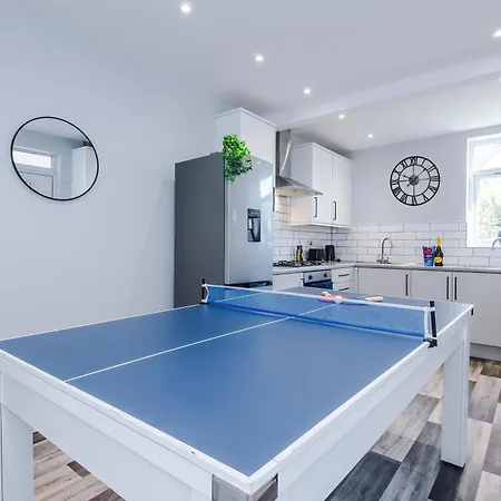 Дом отдыха New Neat 4br House, Pool Table, Free Parking *
