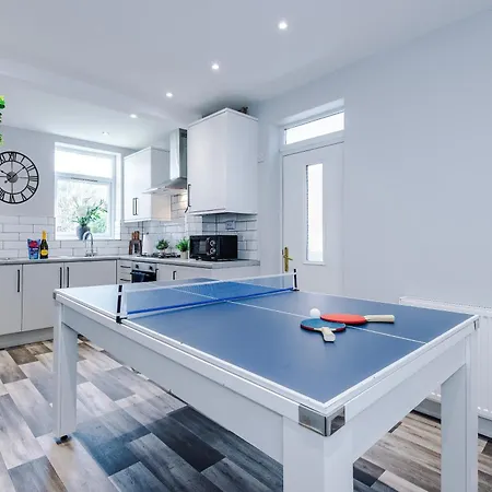 New Neat 4br House, Pool Table, Free Parking Дом отдыха