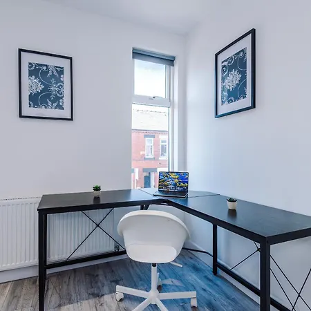 New Neat 4br House, Pool Table, Free Parking Сasa de vacaciones Mánchester
