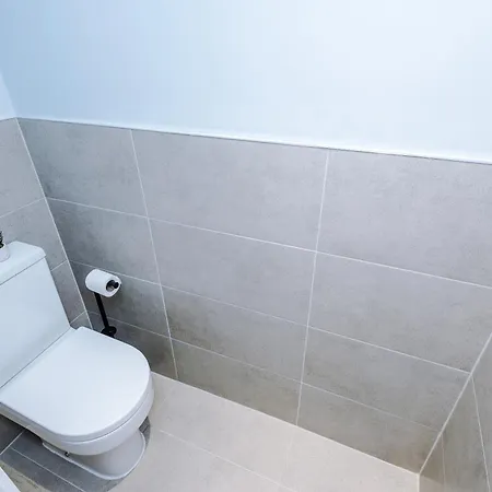 Сasa de vacaciones New Neat 4br House, Pool Table, Free Parking *