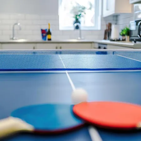 New Neat 4br House, Pool Table, Free Parking