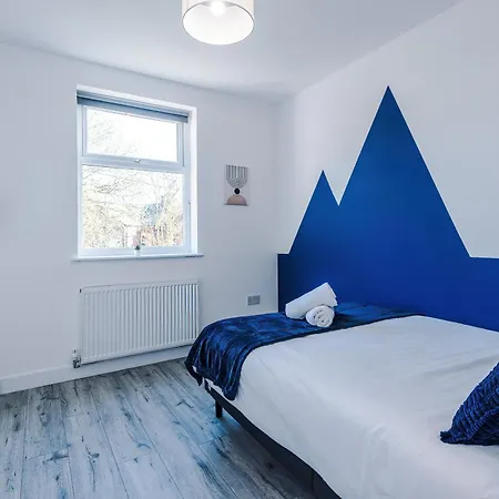 Дом отдыха New Neat 4br House, Pool Table, Free Parking Манчестер