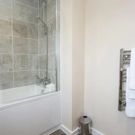 Spacious Bright 1 Bedroom