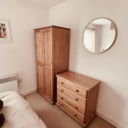 Central Rooms In Apt Near Arena & Victoria Station *