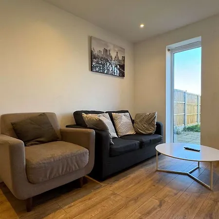 Warm 3 Bedrooms House Close To * Manchester