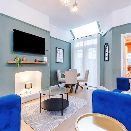 Spacious House With Free Parking Near Mediacityuk, Trafford Centre, Centre