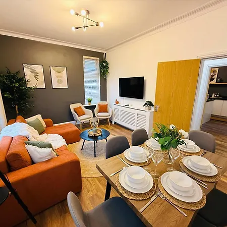 Spacious House With Games & Free Parking Nr Mediacity, Trafford Centre, Centre *