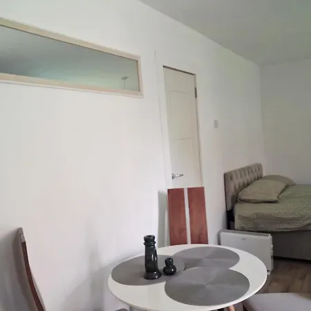 Private Spacious Ensuite With Free Car Park, Coop, Etihad & Easy Reach Of Piccadilly Maison d'hôtes