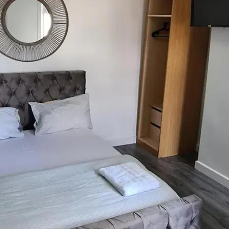 Salford - House - Sleeps 4 - Parking *