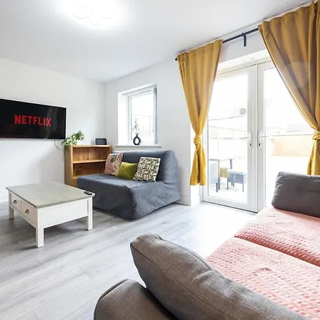 3-bed Near Centre-coop Live-etihad Man Stadium-driveway Parking-sleeps Upto 6 Guests Nyaraló