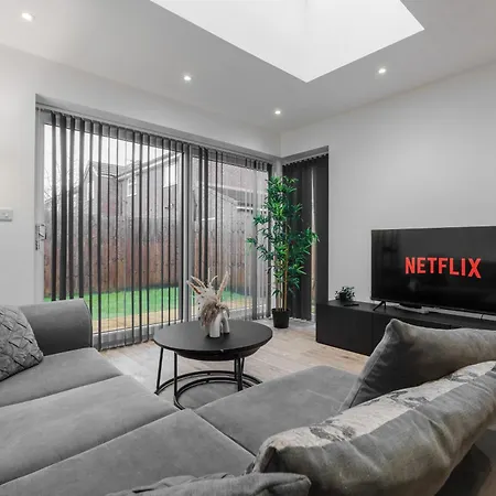 Group-friendly 4br House With Driveway Parking In Nyaraló *