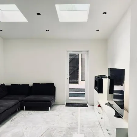 House Sleeps 10 With Free Parking - Pets Welcome Vakantiehuis Manchester