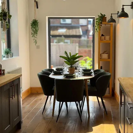 Sunlit Stylishly Restored Victorian Nyaraló Manchester