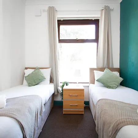 Nyaraló Spacious 2br In Chadderton Near