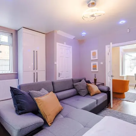 3 Bed House Driveway Workspace Sleeps 7 *