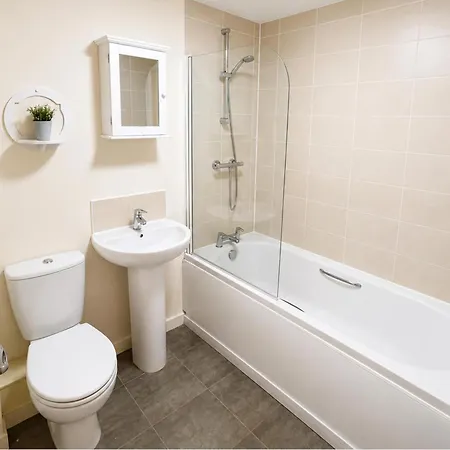Nyaraló Salford Retreat - Spacious 4 Bedroom House Near Centre Sleeps 7 *