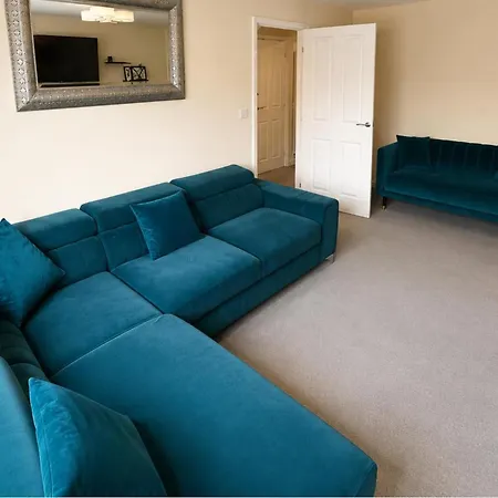 Salford Retreat - Spacious 4 Bedroom House Near Centre Sleeps 7