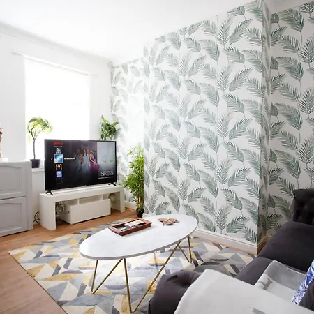 2br Clayton Nr Etihad L Parking, Garden, Pool Table