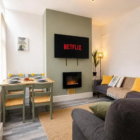 Nyaraló Cosy 3br House With Ps4 & Free Parking *