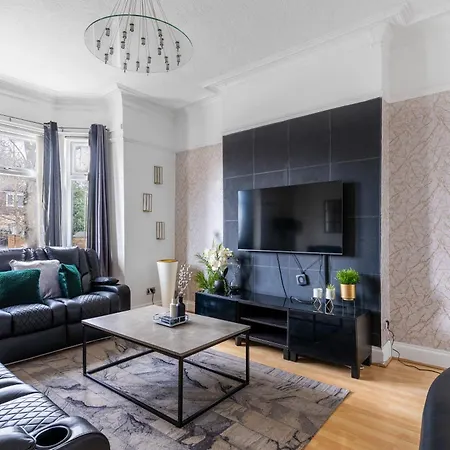 Enormous 5 Bed House - Sleeps 13 - Free Parking