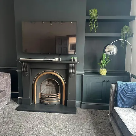 Cosy Spacious 4 Bedroom Close To Centre *