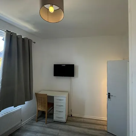 4-bed House - Ensuite - Sleeps 8 - Parking *