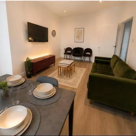 4 Bedroom House Sleeps 7 -free Parking -co-op Live * Manchester
