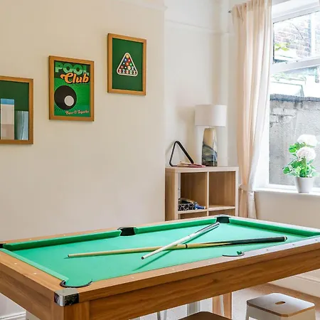 Nyaraló 4br With Games Salford Sleeps 7 *
