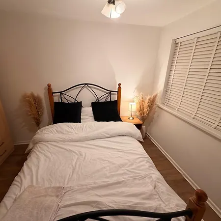 Sleeps 4 With Free Parking And Garden Tatil Evi