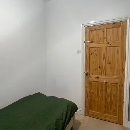 5 Bedrooms In The Heart Of Salford مانشستر