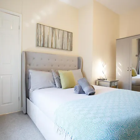 2br Clayton Nr Etihad L Parking, Garden, Pool Table *