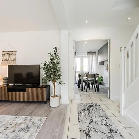 Sleeps 10, Modern 5-Bed House Near Manchester City Centre, Free Parking Tatil Evi *