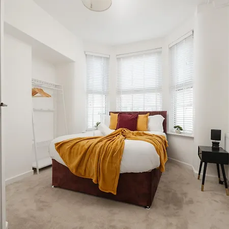 Spacious 6br House Sleeps 11 Free Parking *
