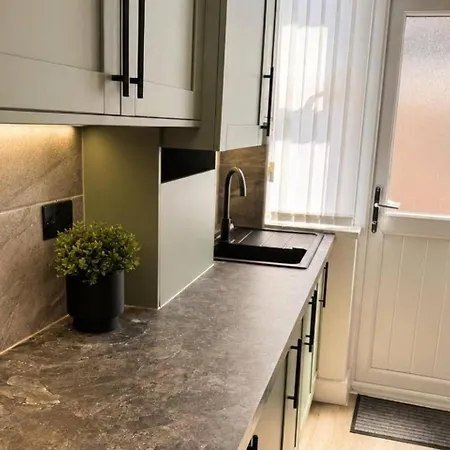 4 Bedroom House Sleeps 7 -free Parking -co-op Live Manchester