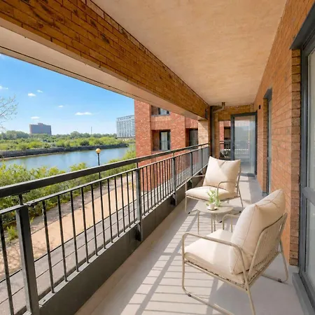 3 Bedroom - Sleeps 6 - Balcony - Riverside * Manchester
