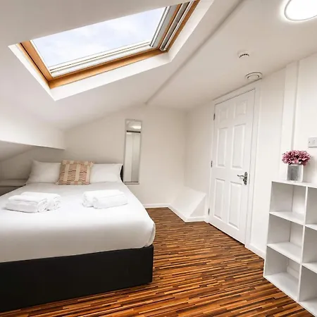 Tatil Evi 6-bed House - Sleeps 12 - Free Parking Manchester