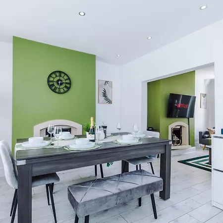 Tatil Evi New Cosy 2br | Pool Table | Parking | Ps4 + Games