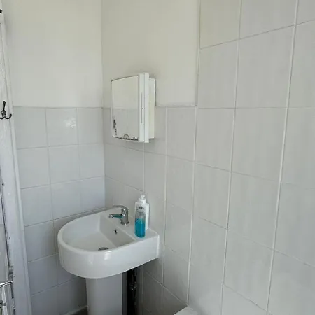 Nyaraló 4-bed House - Ensuite - Sleeps 8 - Parking Manchester