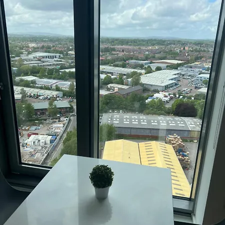 Stylish High-rise City-view Near Old Trafford Pansiyon Manchester