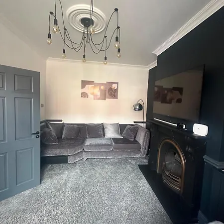 Cosy Spacious 4 Bedroom Close To Centre