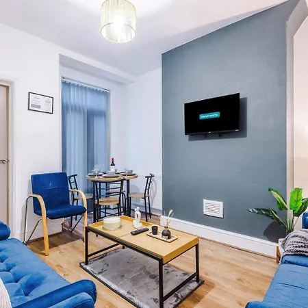 Nyaraló 3 Bedroom House | Sleeps 7 | Free Parking | Fast Wi-fi *
