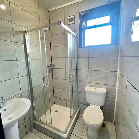 6 Bedroom House - Next To Parklife Festival Tatil Evi *