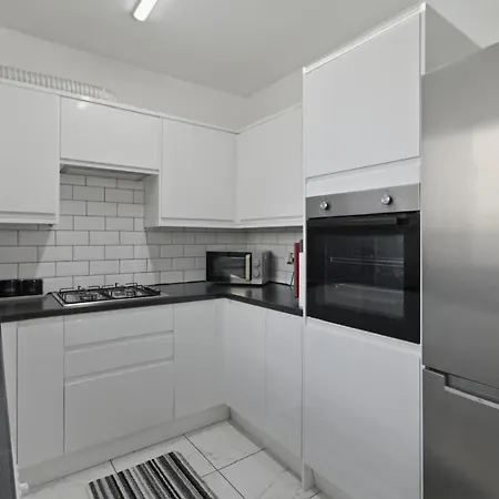 Modern 4 Bedroom House Free Parking 7 Sleeps * Manchester