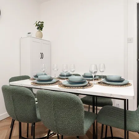 Spacious 6br House Sleeps 11 Free Parking Nyaraló